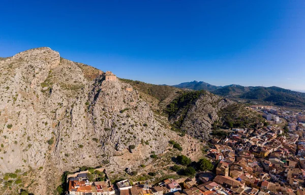 파란만장 하늘을 배경으로 스페인 카스텔론 근처에 언덕의 언덕성의 공중에서 바라본 — 스톡 사진