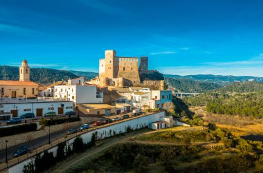 İspanya 'daki Cabriel nehrinin üzerindeki ortaçağ kısmen restore edilmiş Cofrentes şatosunun havadan görünüşü