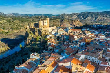İspanya 'daki Cabriel nehrinin üzerindeki ortaçağ kısmen restore edilmiş Cofrentes şatosunun havadan görünüşü