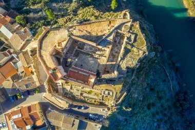 İspanya 'daki Cabriel nehrinin üzerindeki ortaçağ kısmen restore edilmiş Cofrentes şatosunun havadan görünüşü