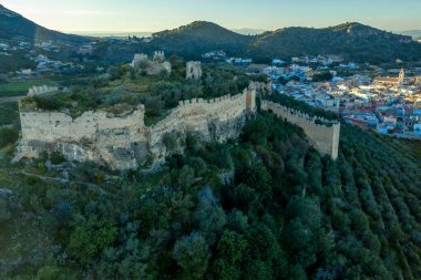 Corbera Ortaçağ Gotik Kalesi 'nin havadan görünüşü kıyıya yakın bir tepede harabeler içinde ve İspanya' da bir standalone kulesi var.