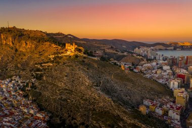 Günbatımı manzaralı Cullera kalesi ve Valencia İspanya yakınlarındaki popüler sahil tatil kasabası.
