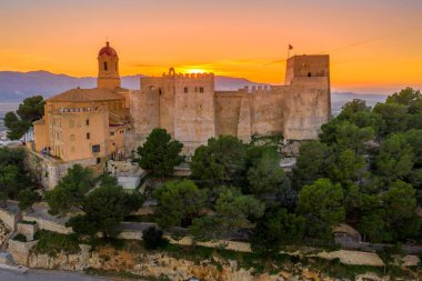 Günbatımı manzaralı Cullera kalesi ve Valencia İspanya yakınlarındaki popüler sahil tatil kasabası.