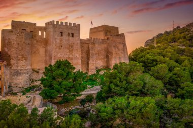 Günbatımı manzaralı Cullera kalesi ve Valencia İspanya yakınlarındaki popüler sahil tatil kasabası.