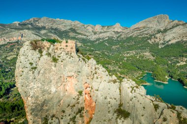 İspanya 'nın popüler tatil beldesi El Castell de Guadalest' in panoramik manzarası. İki şatosu ve güçlendirilmiş yerleşkesi olan güzel bir su deposu.