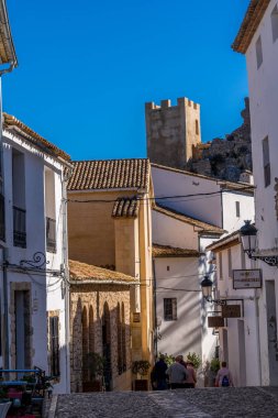 İspanya 'nın popüler tatil beldesi El Castell de Guadalest' in panoramik manzarası. İki şatosu ve güçlendirilmiş yerleşkesi olan güzel bir su deposu.