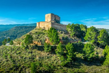 İspanya 'daki Jalance kalesinin 12. yüzyıldan kalma bir tepe üzerindeki hava manzarası. İç kale avlusu, düzensiz dış duvar ve yuvarlak kule.