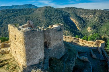 İspanya 'daki Jalance kalesinin 12. yüzyıldan kalma bir tepe üzerindeki hava manzarası. İç kale avlusu, düzensiz dış duvar ve yuvarlak kule.