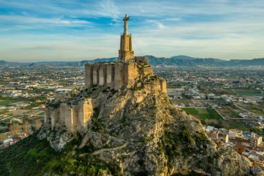 Monteagudo Ortaçağ Şatosu tepeyi çevreleyen on iki dikdörtgen kuleyi ve Murcia İspanya yakınlarındaki İsa Mesih heykelinin kutsal kalbini harabeye çevirdi.
