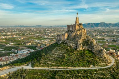 Monteagudo Ortaçağ Şatosu tepeyi çevreleyen on iki dikdörtgen kuleyi ve Murcia İspanya yakınlarındaki İsa Mesih heykelinin kutsal kalbini harabeye çevirdi.