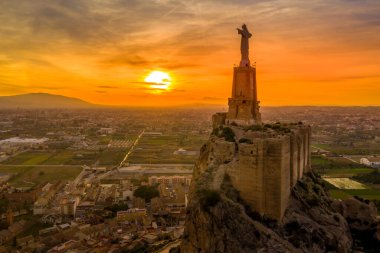 Monteagudo Ortaçağ Şatosu tepeyi çevreleyen on iki dikdörtgen kuleyi ve Murcia İspanya yakınlarındaki İsa Mesih heykelinin kutsal kalbini harabeye çevirdi.