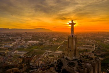 Monteagudo Ortaçağ Şatosu tepeyi çevreleyen on iki dikdörtgen kuleyi ve Murcia İspanya yakınlarındaki İsa Mesih heykelinin kutsal kalbini harabeye çevirdi.