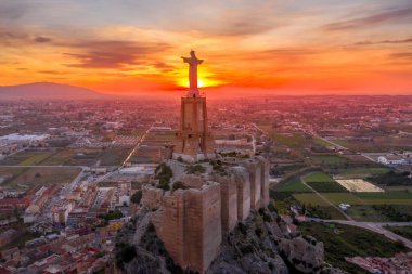 Monteagudo Ortaçağ Şatosu tepeyi çevreleyen on iki dikdörtgen kuleyi ve Murcia İspanya yakınlarındaki İsa Mesih heykelinin kutsal kalbini harabeye çevirdi.