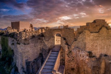 İspanya 'nın Valensiya eyaletindeki tarihi Montesa şatosunun havadan görünüşü, Gotik şato harabesi