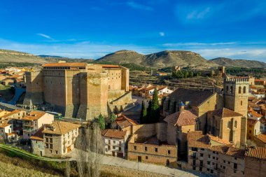 Teruel İspanya 'da ortaçağ Gotik kalesi ve şehir duvarları olan Mora de Rubielos kasabasının havadan görünüşü