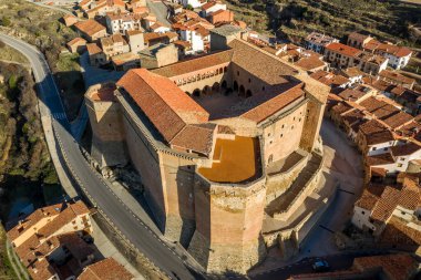 Teruel İspanya 'da ortaçağ Gotik kalesi ve şehir duvarları olan Mora de Rubielos kasabasının havadan görünüşü