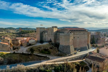 Teruel İspanya 'da ortaçağ Gotik kalesi ve şehir duvarları olan Mora de Rubielos kasabasının havadan görünüşü