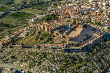 Castillon İspanya 'daki fayans fabrikalarının başkenti yakınlarındaki ortaçağ Onda şatosunun havadan görünüşü yarı dairesel kulelerle güçlendirilmiş bir perde duvarıyla