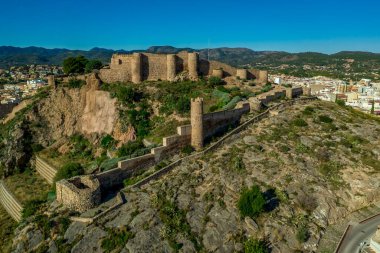 Castillon İspanya 'daki fayans fabrikalarının başkenti yakınlarındaki ortaçağ Onda şatosunun havadan görünüşü yarı dairesel kulelerle güçlendirilmiş bir perde duvarıyla