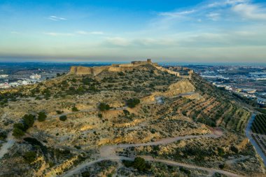 Valencia İspanya yakınlarındaki Sagunto (Sagunt) kalesinin hava günbatımı manzarası