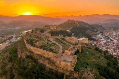 Valencia İspanya yakınlarındaki Sagunto (Sagunt) kalesinin hava günbatımı manzarası