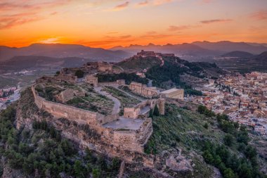 Valencia İspanya yakınlarındaki Sagunto (Sagunt) kalesinin hava günbatımı manzarası