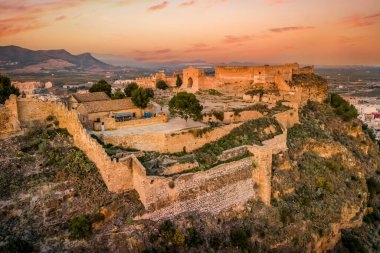 Valencia İspanya yakınlarındaki Sagunto (Sagunt) kalesinin hava günbatımı manzarası