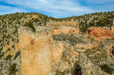 Santa Croche (Aziz Haç) ortaçağ şatosunun yarı dairesel donjon ve kısmi donjon ile sarp bir uçurumun üzerindeki Albarracin yolu üzerindeki hava manzarası.