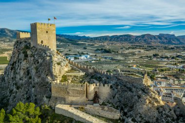 Alicante İspanya yakınlarındaki geçidi koruyan iki dikdörtgen kuleli ve iki yarı dairesel kuleli Ortaçağ Saksafon Kalesi 'nin havadan görünüşü