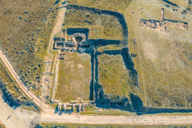 İspanya 'nın orta kesimindeki Cuenca bölgesinde tapınak ve amfitiyatro kalıntıları bulunan Segobriga, antik Roma ve Visigoth kentinin havadan görünüşü