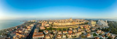 Tarragona İspanya 'da turuncu kare teraslı çok katlı bir binanın havadan görünüşü