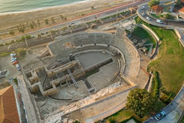 Tarragona İspanya 'da turuncu kare teraslı çok katlı bir binanın havadan görünüşü