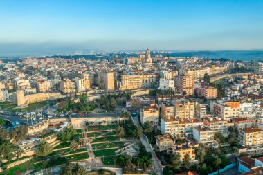 Tarragona İspanya 'da turuncu kare teraslı çok katlı bir binanın havadan görünüşü