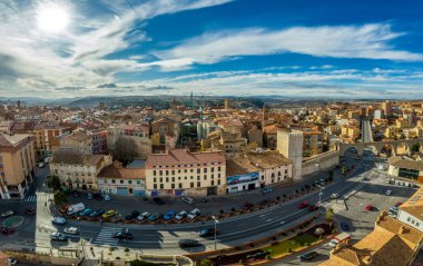 Ortaçağ şehir duvarları, viyadük, su kanalı ve yarı dairesel kulesiyle güneşli bir kış öğleden sonrasında Teruel İspanya 'nın panoramik manzarası.