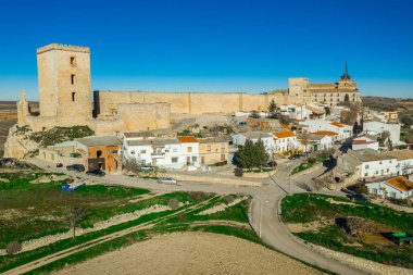 Ucles kalesi ve manastırının havadan görünüşü Cuenca İspanya 'daki bir vadiyi çevreleyen iki kapılı ve kuleli.