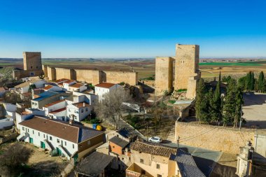 Ucles kalesi ve manastırının havadan görünüşü Cuenca İspanya 'daki bir vadiyi çevreleyen iki kapılı ve kuleli.