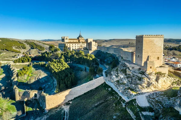 스페인 쿠엥카 베일리 둘러싸고 수도원을 공중에서 내려다본 — 스톡 사진