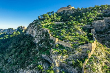 Valencia İspanya yakınlarındaki Xativa kalesinin Roma 'dan Cartagena' ya uzanan antik Via Augusta yolu üzerindeki hava manzarası. İki kale birbirine bağlı