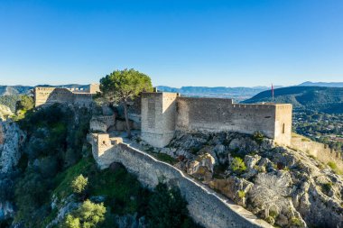 Valencia İspanya yakınlarındaki Xativa kalesinin Roma 'dan Cartagena' ya uzanan antik Via Augusta yolu üzerindeki hava manzarası. İki kale birbirine bağlı
