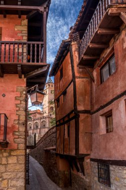 Teruel İspanya 'daki Albarracin' in hava manzarası, kırmızı kumtaşı terasotta ortaçağ evleri, Fas kalesi ve antik şehir duvarları ile en güzel köy seçildi. 