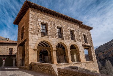 Teruel İspanya 'daki Albarracin' in hava manzarası, kırmızı kumtaşı terasotta ortaçağ evleri, Fas kalesi ve antik şehir duvarları ile en güzel köy seçildi. 