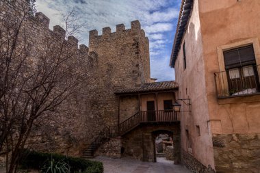 Teruel İspanya 'daki Albarracin' in hava manzarası, kırmızı kumtaşı terasotta ortaçağ evleri, Fas kalesi ve antik şehir duvarları ile en güzel köy seçildi. 