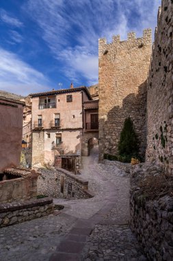 Teruel İspanya 'daki Albarracin' in hava manzarası, kırmızı kumtaşı terasotta ortaçağ evleri, Fas kalesi ve antik şehir duvarları ile en güzel köy seçildi. 