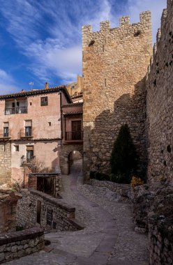 Teruel İspanya 'daki Albarracin' in hava manzarası, kırmızı kumtaşı terasotta ortaçağ evleri, Fas kalesi ve antik şehir duvarları ile en güzel köy seçildi. 