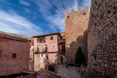 Teruel İspanya 'daki Albarracin' in hava manzarası, kırmızı kumtaşı terasotta ortaçağ evleri, Fas kalesi ve antik şehir duvarları ile en güzel köy seçildi. 