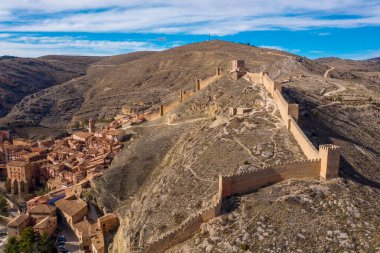 Teruel İspanya 'daki Albarracin' in hava manzarası, kırmızı kumtaşı terasotta ortaçağ evleri, Fas kalesi ve antik şehir duvarları ile en güzel köy seçildi. 