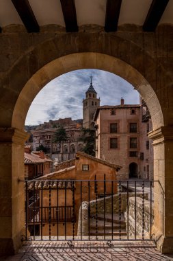 Teruel İspanya 'daki Albarracin' in hava manzarası, kırmızı kumtaşı terasotta ortaçağ evleri, Fas kalesi ve antik şehir duvarları ile en güzel köy seçildi. 
