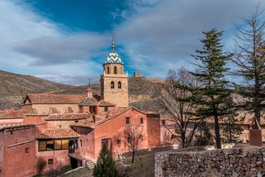 Teruel İspanya 'daki Albarracin' in hava manzarası, kırmızı kumtaşı terasotta ortaçağ evleri, Fas kalesi ve antik şehir duvarları ile en güzel köy seçildi. 
