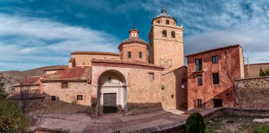 Teruel İspanya 'daki Albarracin' in hava manzarası, kırmızı kumtaşı terasotta ortaçağ evleri, Fas kalesi ve antik şehir duvarları ile en güzel köy seçildi. 
