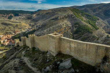Teruel İspanya 'daki Albarracin' in hava manzarası, kırmızı kumtaşı terasotta ortaçağ evleri, Fas kalesi ve antik şehir duvarları ile en güzel köy seçildi. 